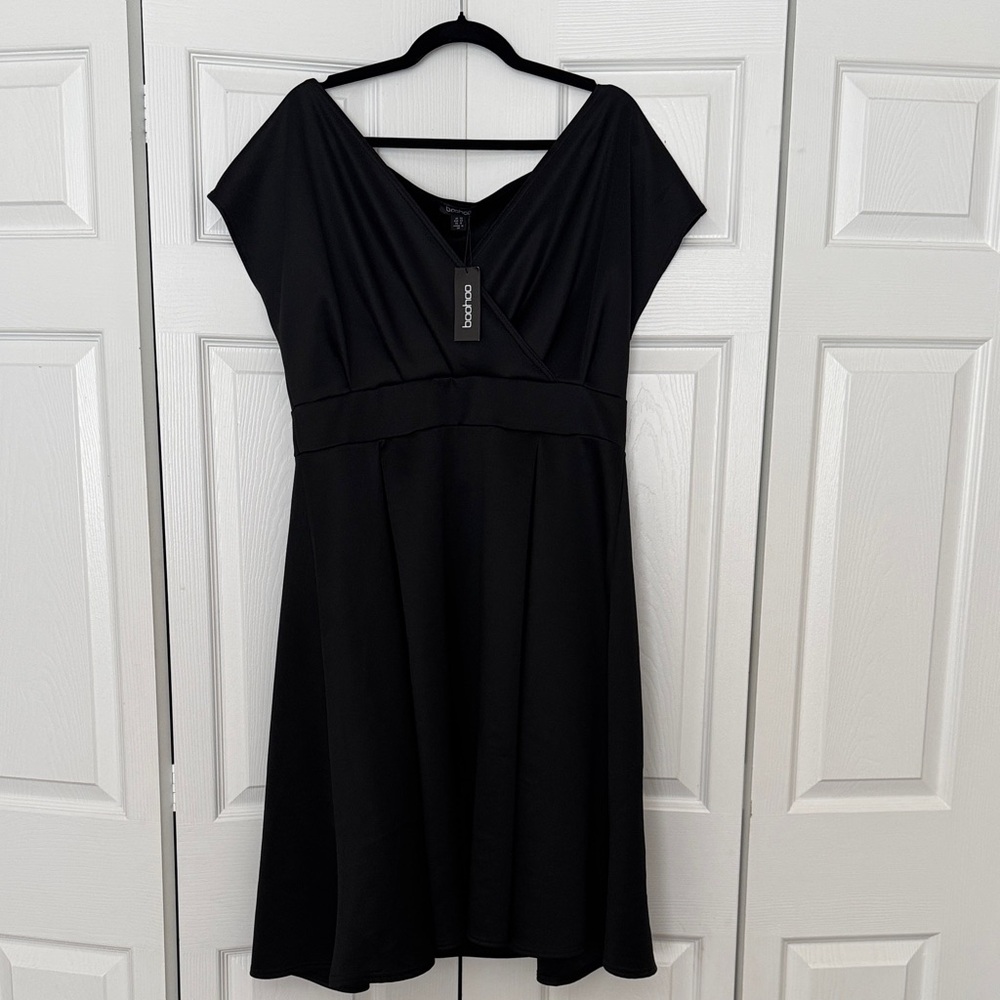 NWT Boohoo Black V-Neck Midi Dress with Defined Waist Sz 16